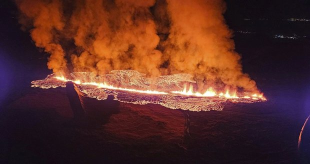 Nové sopečné erupce na Islandu: Proud lávy zasáhl Grindavík, situace je zlověstná, varuje starosta