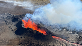 Na Islandu začala další sopečná erupce, proud lávy dosáhl města Grindavík 