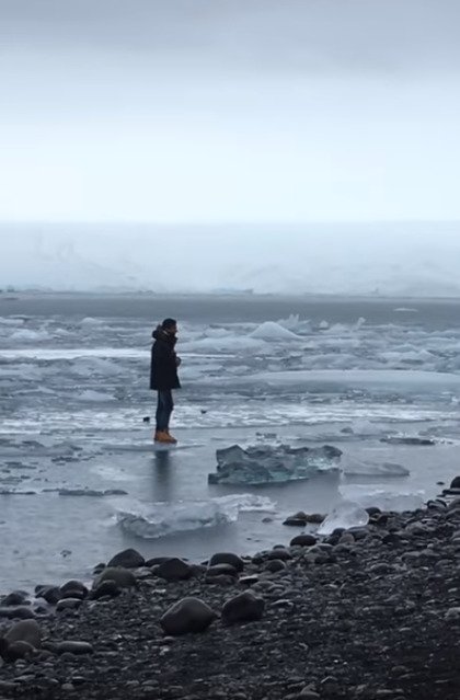 Turisté na Islandu ignorují varovné cedule, končí často v ledové vodě