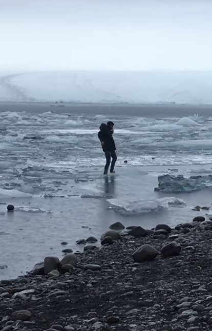 Turisté na Islandu ignorují varovné cedule, končí často v ledové vodě