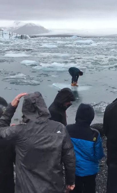 Turisté na Islandu ignorují varovné cedule, končí často v ledové vodě