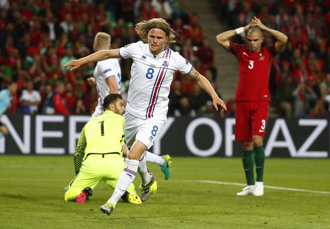 Záložník Islandu Birkir Bjarnason se raduje z gólu proti Portugalsku