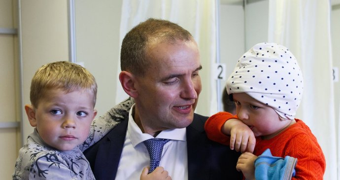 Nově zvolený prezident Islandu Gudni Jóhannesson s dětmi