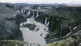 Vodopád Tungnaárfellsfoss – živý důkaz necitlivého zásahu do unikátního přírodního bohatství Islandu. Elektrárna vybudovaná nedávno nedaleko vodopádu podstatně snížila průtok vody