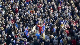 Islandská vláda čelila v sobotu 9. dubna dalšímu velkému protestu. Na snímcích protest z 4. dubna.