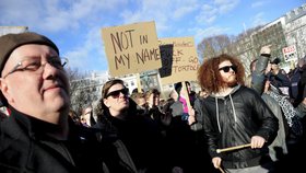 Islandská vláda čelila v sobotu 9. dubna dalšímu velkému protestu. Na snímcích protest z 4. dubna.