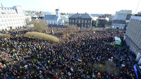 Islandská vláda čelila v sobotu 9. dubna dalšímu velkému protestu. Na snímcích protest z 4. dubna.