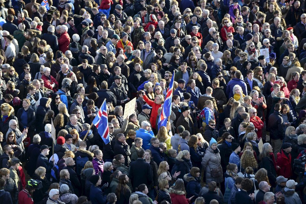 Demisi islandského premiéra si vynutily desítky tisíc demonstrantů.