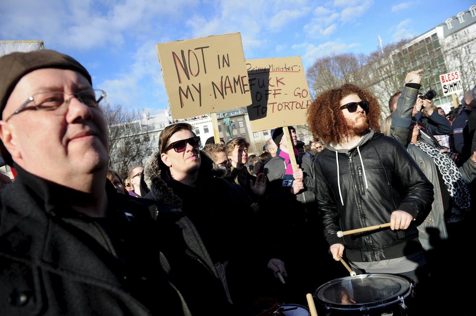 Demisi islandského premiéra si vynutily desítky tisíc demonstrantů.