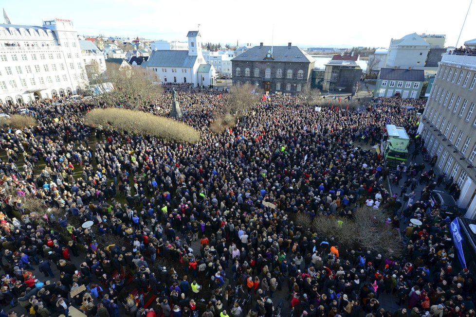 Islandská vláda čelila v sobotu 9. dubna dalšímu velkému protestu. Na snímcích protest z 4. dubna