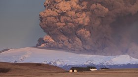 Erupce sopky Eyjafjallajokull v roce 2010 pořádně potrápila Evropu