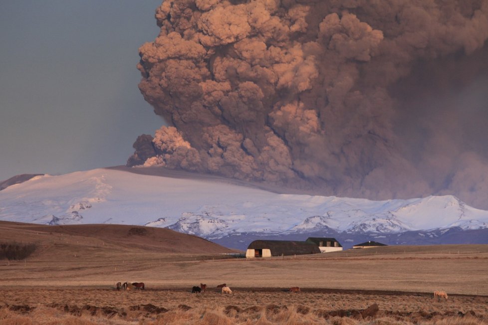 Erupce sopky Eyjafjallajokull v roce 2010 pořádně potrápila Evropu