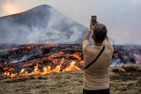 Sopka Fagradalsfjall láká zvědavce. Nepřibližujte se, varuje české ministerstvo turisty