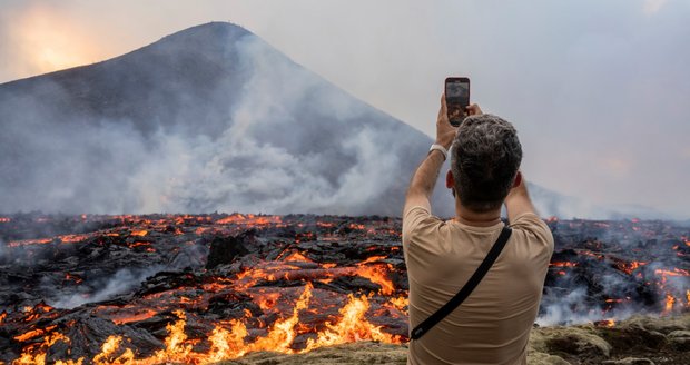 Sopka na Islandu po erupci láká zvědavce. Nepřibližujte se, varuje turisty české ministerstvo