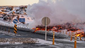 Z trhliny severně od Grindaviku proudí láva. V ohrožení jsou známé islandské lázně.