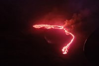 Na Islandu vybuchla sopka u hlavního letiště. Po zastavení letů přišla erupce nadšení