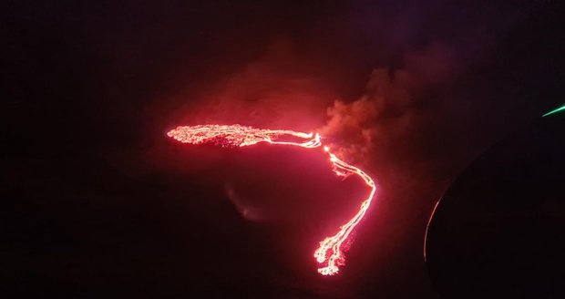 Na Islandu vybuchla sopka u hlavního letiště. Po zastavení letů přišla erupce nadšení