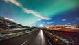 Cesta k Mývatnu, „Komářímu jezeru“, s měsícem a polární září, severovýchod ostrova