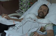 Světový unikát islandského elektrikáře: Transplantovali mu ruce s rameny