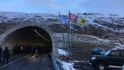 Vjezd do Nordfjordurského tunelu. Ražená část je dlouhá 7566 metrů a dva portály 120 a 246 metrů, celková délka díla se tak blíží osmi kilometrům. Vjezd do Nordfjordurského tunelu. Ražená část je dlouhá 7566 metrů a dva portály 120 a 246 metrů, celková délka díla se tak blíží osmi kilometrům.