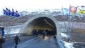Vjezd do Nordfjordurského tunelu. Ražená část je dlouhá 7566 metrů a dva portály 120 a 246 metrů, celková délka díla se tak blíží osmi kilometrům. Vjezd do Nordfjordurského tunelu. Ražená část je dlouhá 7566 metrů a dva portály 120 a 246 metrů, celková délka díla se tak blíží osmi kilometrům.