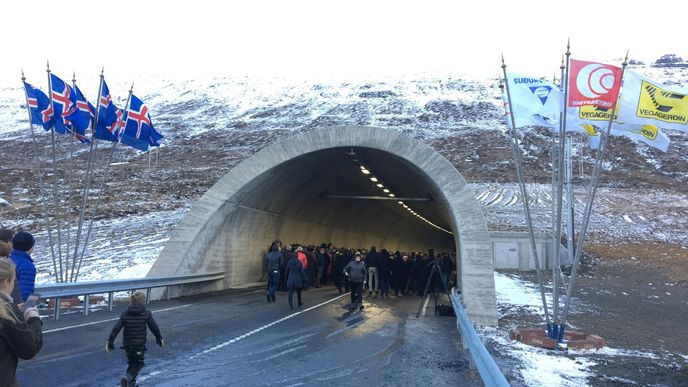 Vjezd do Nordfjordurského tunelu. Ražená část je dlouhá 7566 metrů a dva portály 120 a 246 metrů, celková délka díla se tak blíží osmi kilometrům.