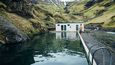 Jelikož se Seljavallalaug čistí jen jednou ročně, hlavně v létě je spodní část bazénu porostlá řasami.