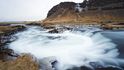 Díky mrazu získávají přírodní krásy Islandu trochu jinou tvář. Ohřejete se ale v lázních, kde jsou bazény napájeny vodou z místních horkých pramenů. Teplo ze země je tu navíc využíváno k výrobě elektřiny i k vytápění.
