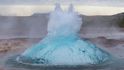 Gejzír Strokkur. Turisticky velmi oblíbený gejzír se nachází v geotermální oblasti u řeky Hvítá na jihozápadě ostrova. Vyhledáván je zejména proto, že je velmi aktivní. Vodu do výšky dvaceti metrů chrlí zhruba každých deset minut.