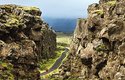 Krajina Islandu je v místech oddalování litosférických desek poznamenána hlubokými ostrými propastmi
