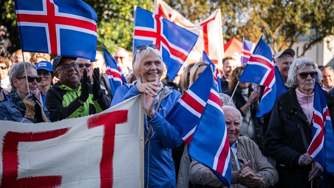Odpůrci vstupu Islandu do EU protestovali na konci srpna v Reykjavíku. Odpůrci vstupu Islandu do EU protestovali na konci srpna v Reykjavíku.