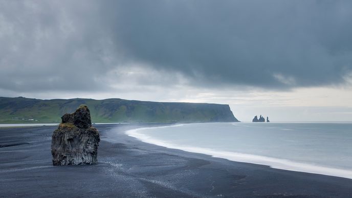 Černá pláž. Sopečná pláž Reynisfjara se nachází nedaleko městečka Vik na jihu Islandu. Na první pohled zaujme její černý písek a oblázky a nádherné čedičové skalní útvary. Při návštěvě je radno dávat pozor na takzvané plíživé vlny, které z místa dělají jednu z nejnebezpečnějších pláží na světě. Objevit se mohou i na jinak zdánlivě klidné hladině.