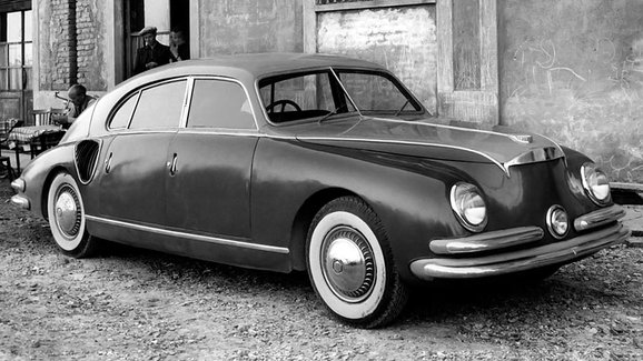 Karosárna Zagato navrhla pro Isottu Fraschini čtyřdveřový sedan se splývavou zádí a dvěma chladiči na bocích, ke kterým se přiváděl vzduch otvory před zadními koly.