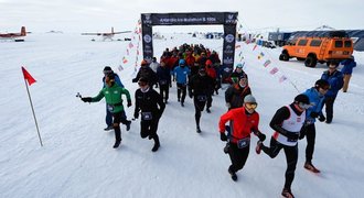 Drsný maraton v Antarktidě. Po 11 hodinách slavil 84letý důchodce, zářila i Češka