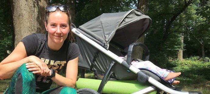 Denisa Helceletová s kočárkem. Ten nyní znovu bude větrat venku