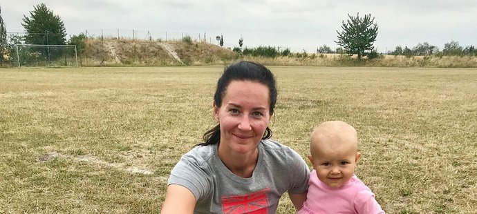Denisa s malou Evelin na výletě