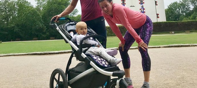 Rodina jen s malou Evelin na výletě