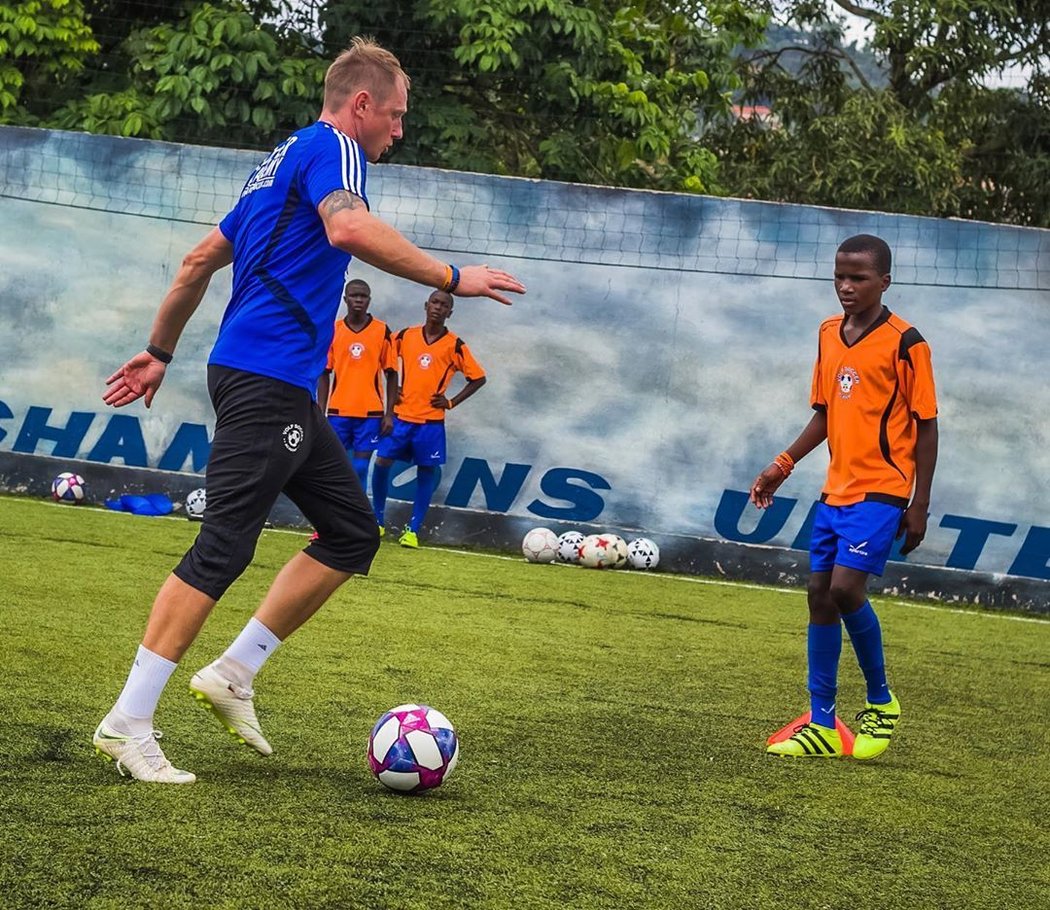 Děti v Ugandě hrají fotbal opravdu na vysoké úrovni.