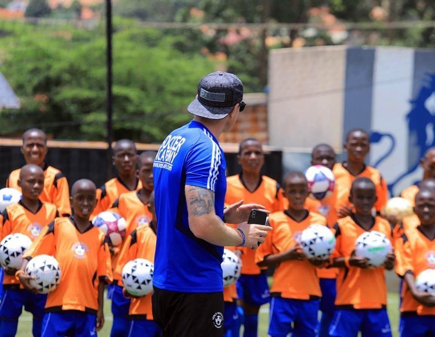 Libor Volf učí děti v Ugandě hrát fotbal.