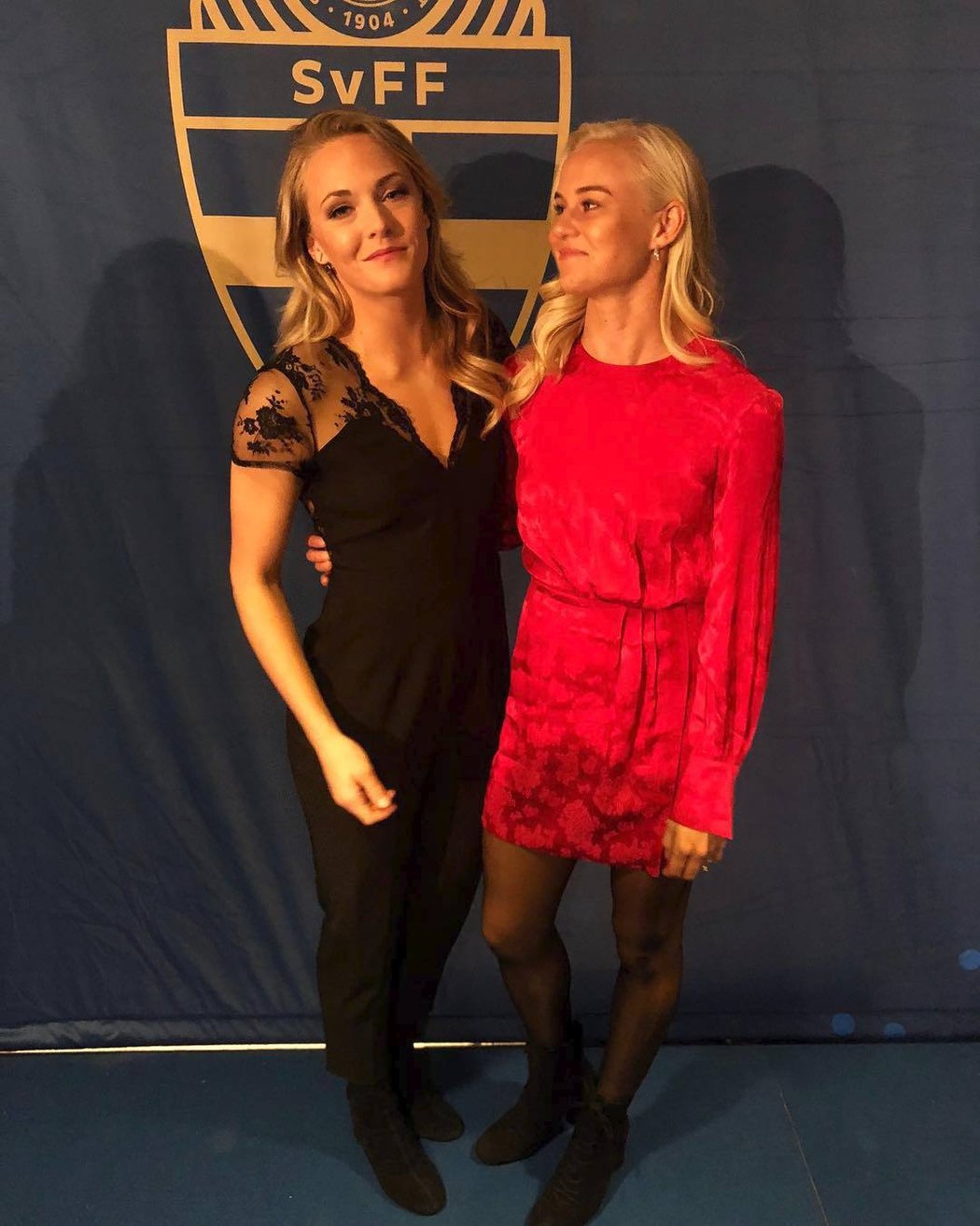 Pernille Harderová (vpravo) je držitelkou ceny UEFA za nejlepší hráčku sezóny 2017/2018.