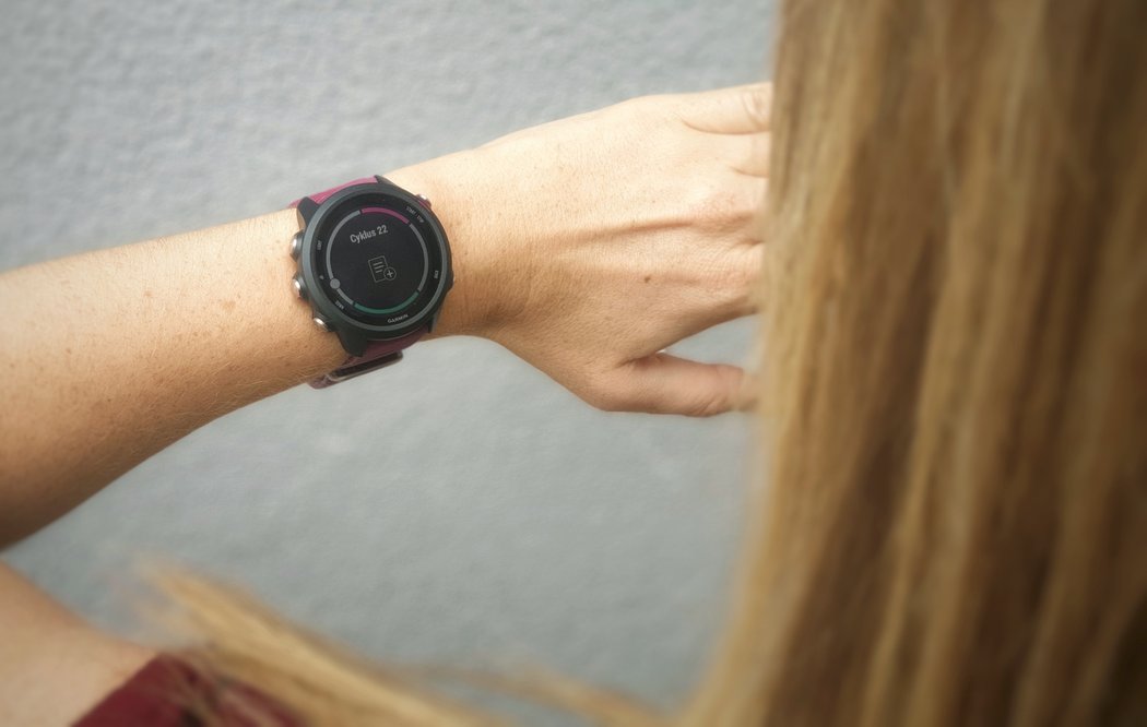 Zatímco v mobilu může díky Garmin Connection sledovat a zaznamenávat průběh svého cyklu každá majitelka zařízení od Garmin, kontrolovat tyto údaje přímo v hodinkách mohou jen ty ženy, které vlastní kompatibilní zařízení.