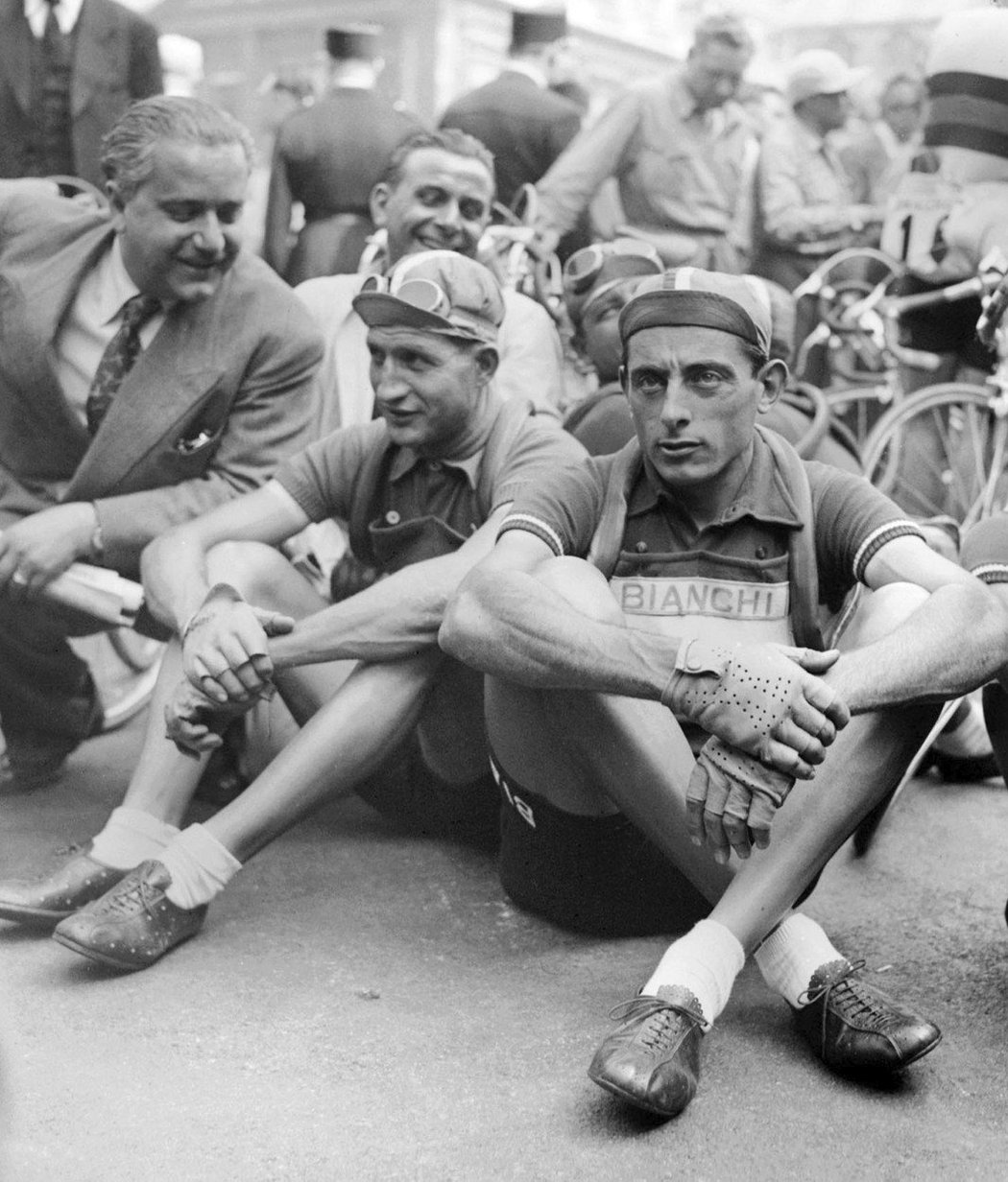 Coppi (vpravo) nakonec za pomocí Bartaliho (vlevo) skončil jako celkový vítěz Gira v roce 1940.