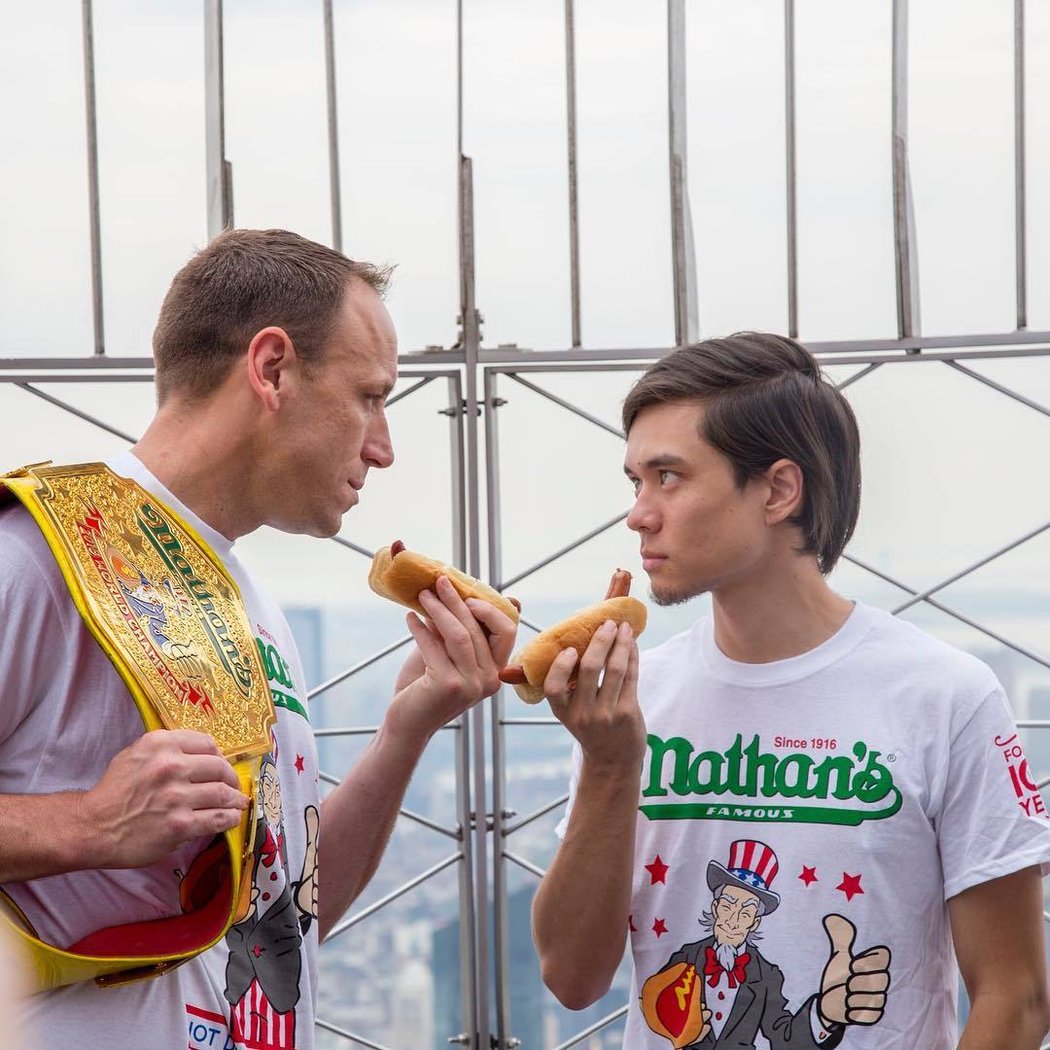 Joeyo Chestnut se svým rivalem v pojídání hotdogů.