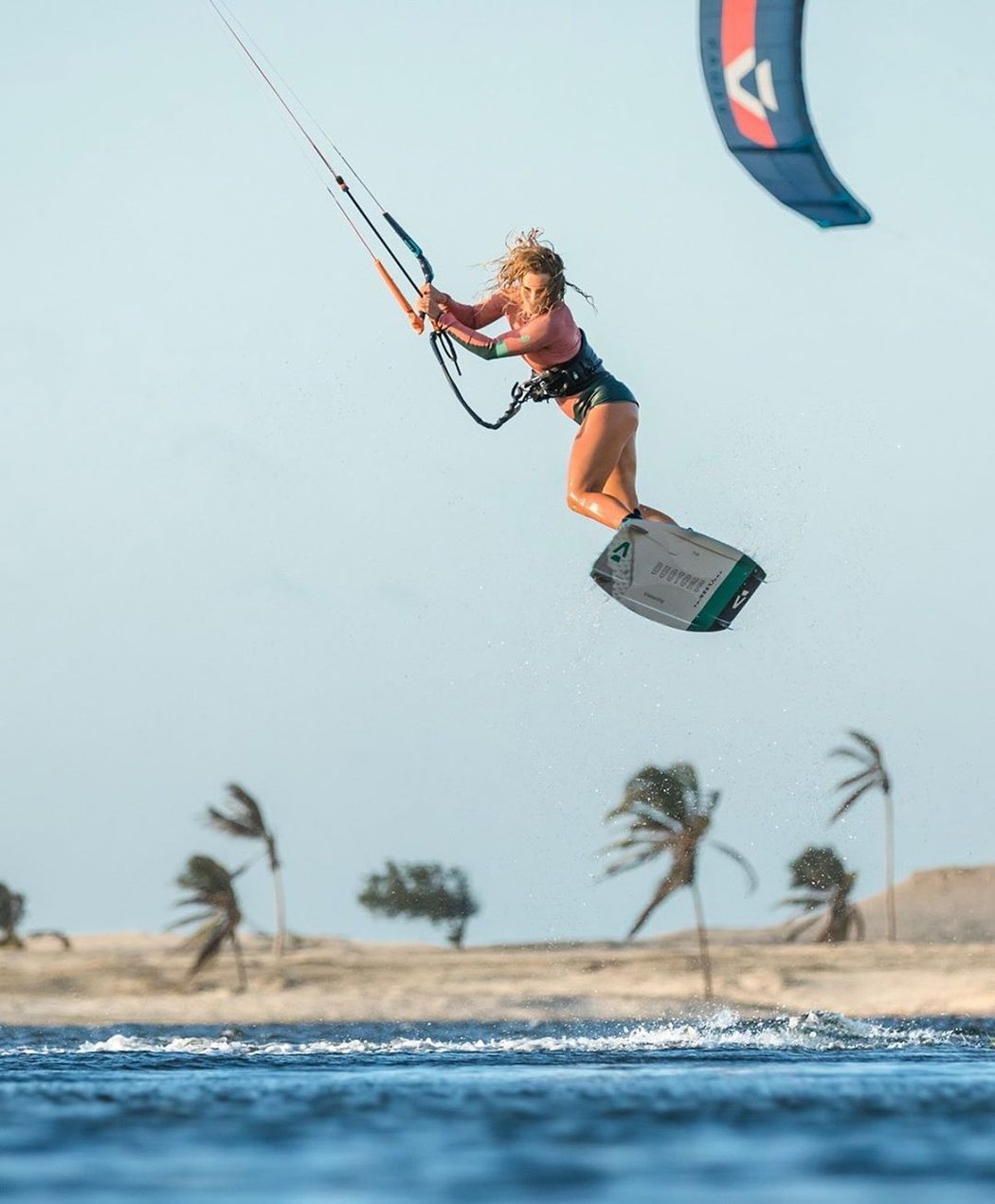 Ke kitesurfingu jí přivedli rodiče.