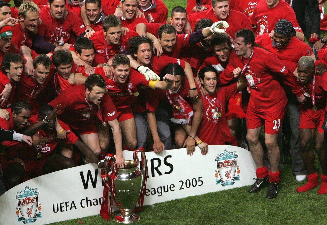 Hráči Liverpoolu se v roce 2005 radovali z titulu.