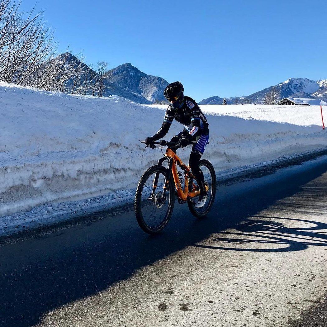 Martina Sáblíková je sportovní obojživelnice. Kromě rychlobruslení je její disciplínou také cyklistika.