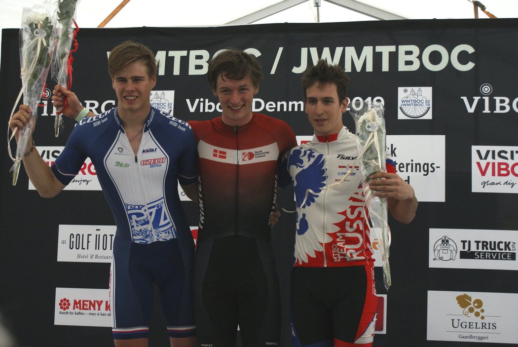 Titul mistra světa na trati middle vybojoval v závodě juniorů Jan Hašek (uprostřed).