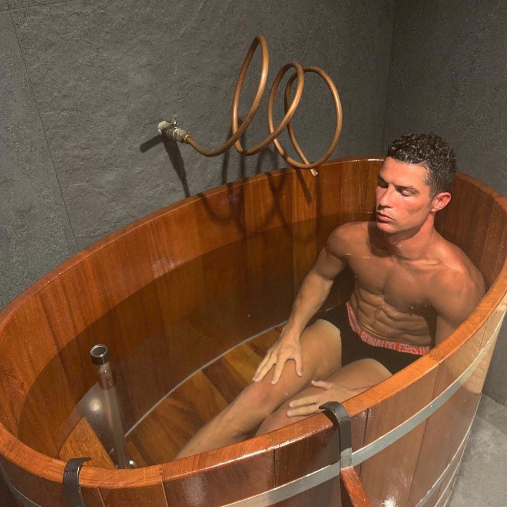 Ronaldo si v rámci regenerace dopřává ledové lázně.