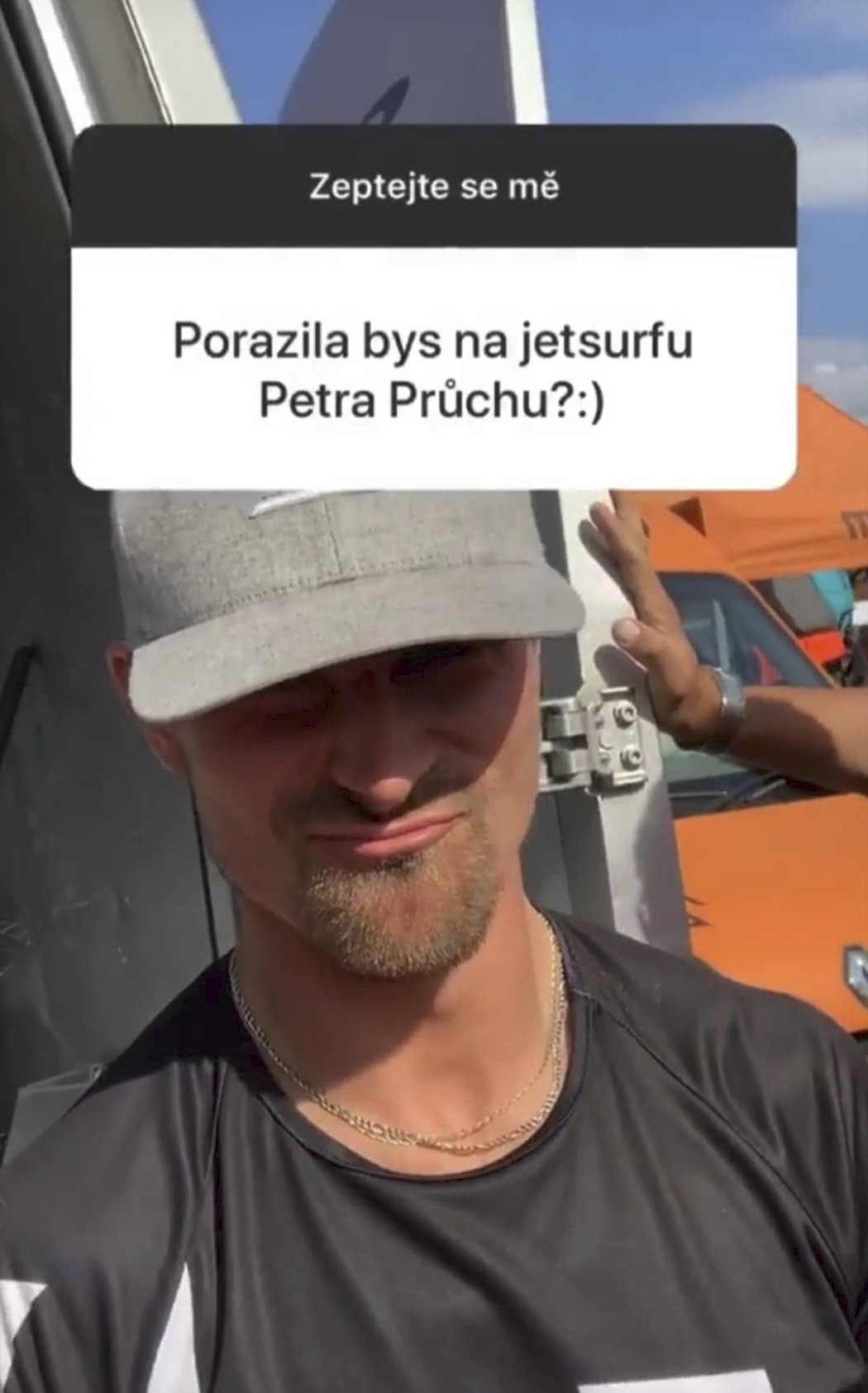 Porazila by Aneta na jetsurfu Petra Průchu? Posuďte z jeho výrazu sami.