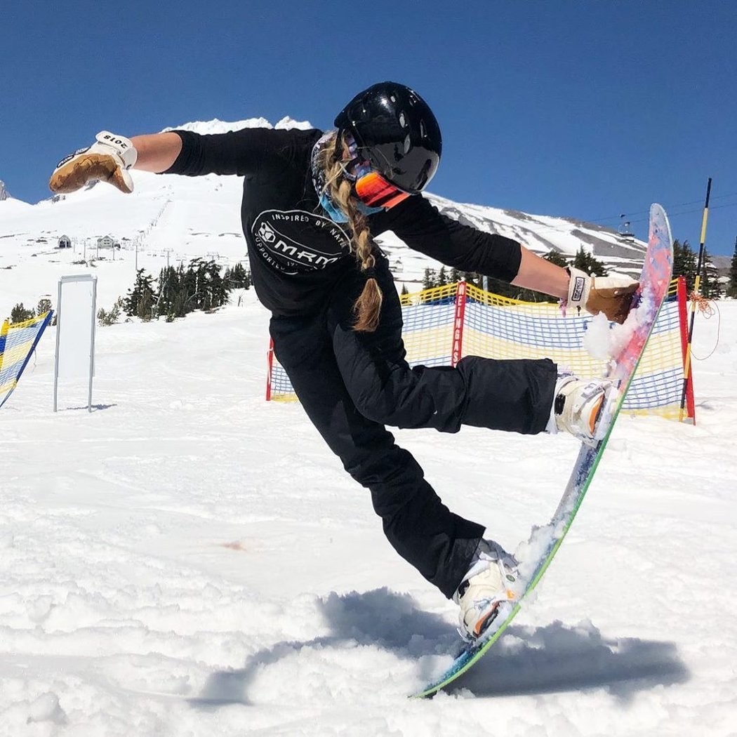 Obě ženy milují snowboarding